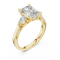 L'Anello Smeraldo con Tre Diamanti