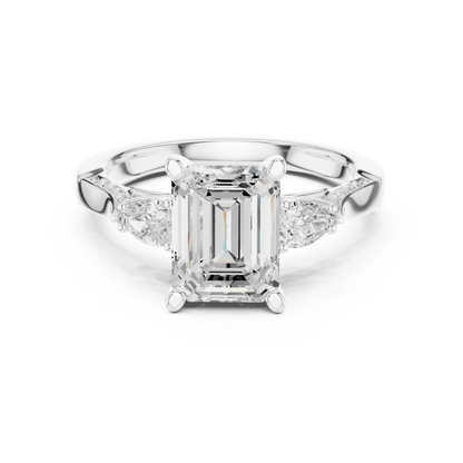 L'Anello Smeraldo con Tre Diamanti