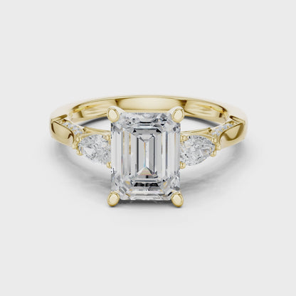L'Anello Smeraldo con Tre Diamanti
